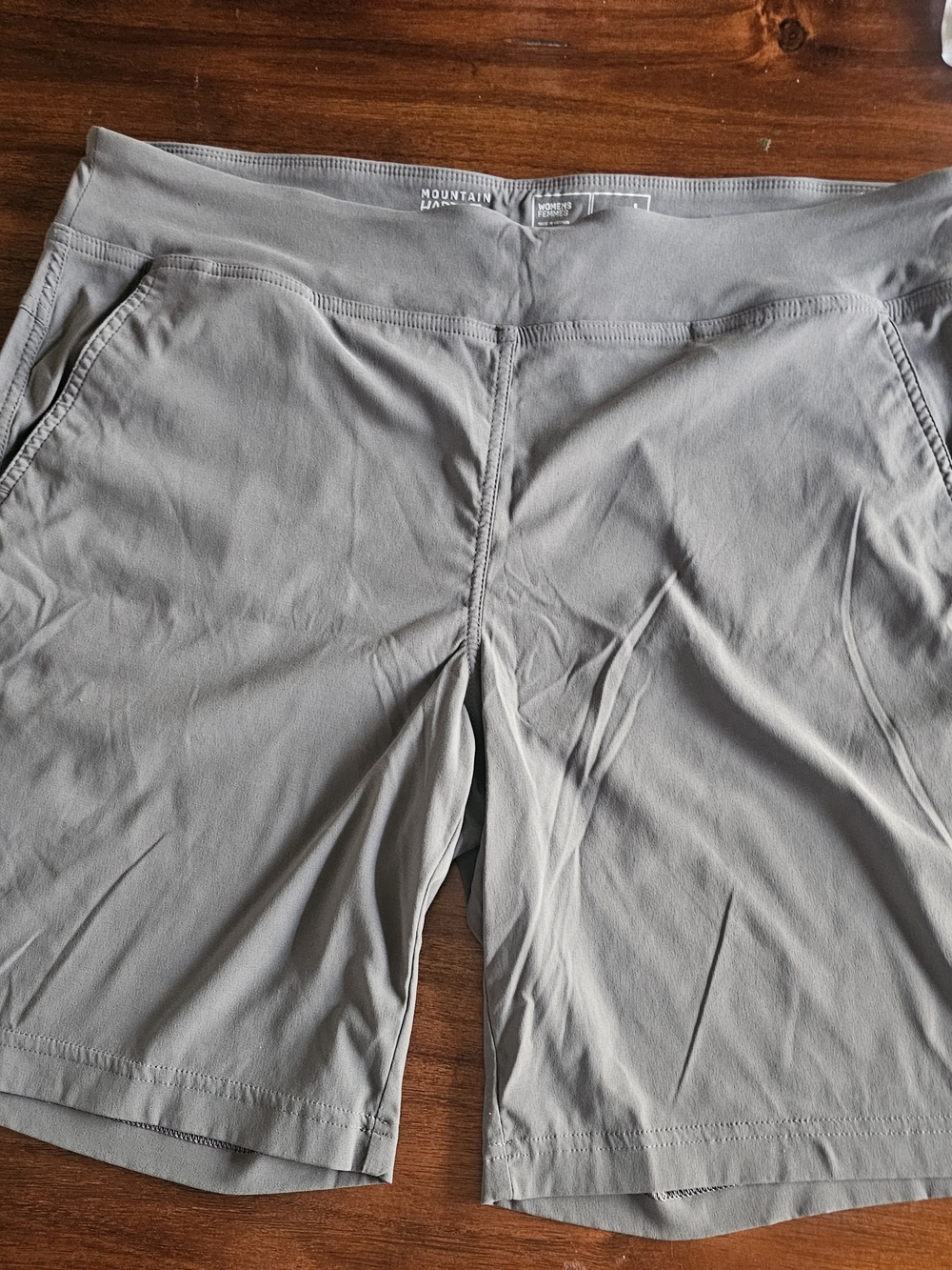 Mountain Hardwear Dynama Bermuda Hiking Shorts Women's Size L Large Dark Gray.